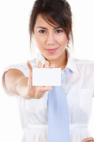 Jovem executiva mostrando seu cartão de nome — Fotografia de Stock