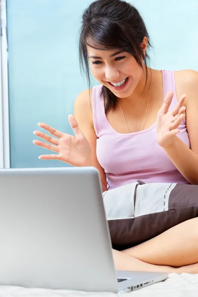 Ung kvinna med laptop — Stockfoto