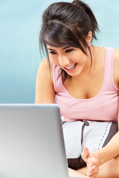 年轻女性使用的便携式计算机 — 图库照片