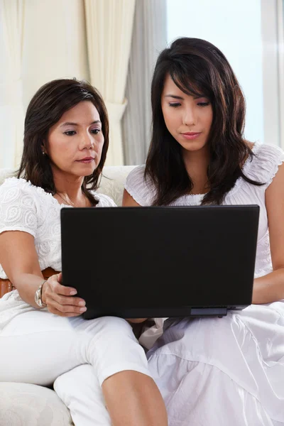 Μητέρα και κόρη χρησιμοποιούν φορητό υπολογιστή — Φωτογραφία Αρχείου