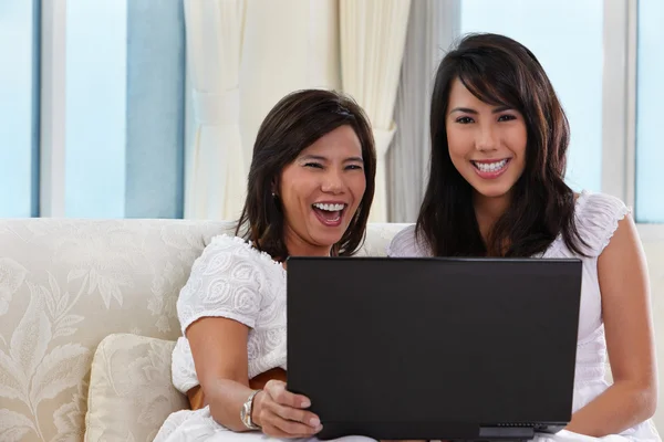 Madre e hija usando laptop —  Fotos de Stock