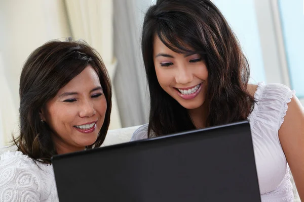 Anya és lánya használja laptop — Stock Fotó