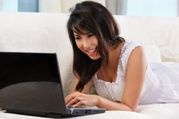 Młoda kobieta korzysta z laptopa — Zdjęcie stockowe