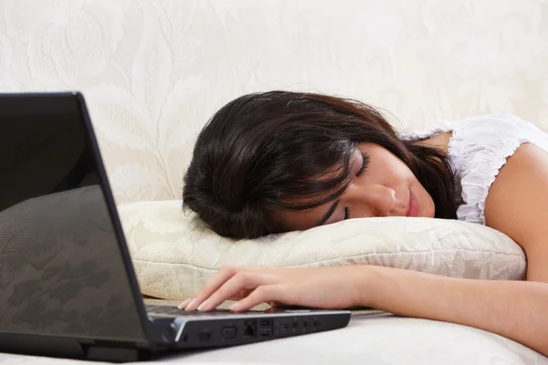 Zasypianie podczas korzystania z laptopa — Zdjęcie stockowe