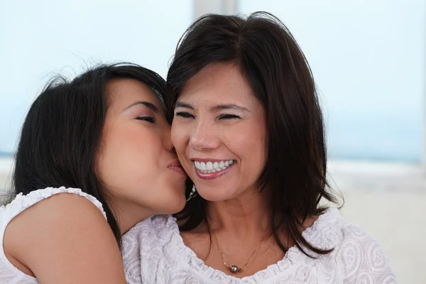Córka całować jej matka — Zdjęcie stockowe