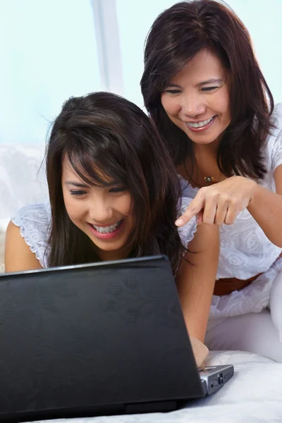 Madre e figlia utilizzando il computer portatile — Foto Stock