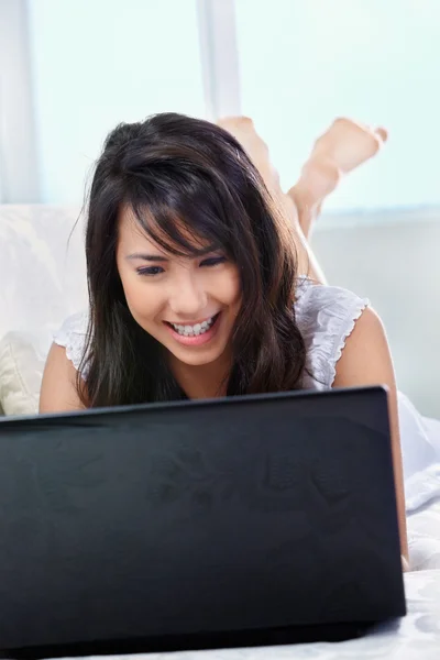 Fiatal női használ laptop — Stock Fotó