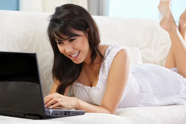 Ung kvinna med laptop — Stockfoto