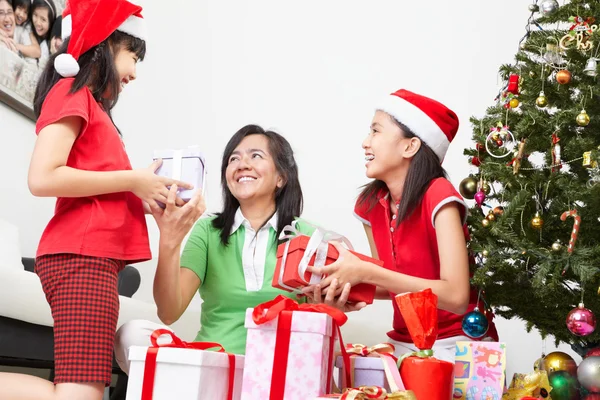 Trocando presente no Natal — Fotografia de Stock