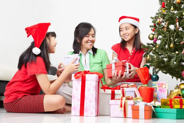 Trocando presente no Natal — Fotografia de Stock