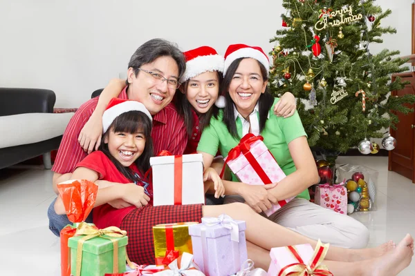Familie pose op Kerstmis — Stockfoto