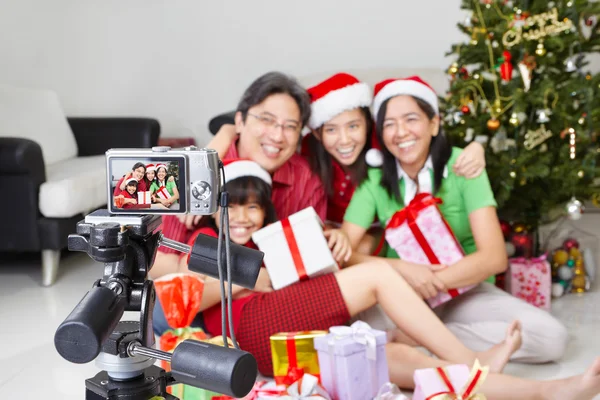 Rodziny poza na Boże Narodzenie — Zdjęcie stockowe