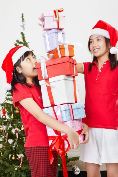 아이 들과 크리스마스 선물 — 스톡 사진