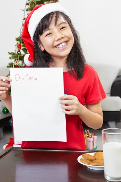 サンタさんに小さな女の子表示空白のレター — ストック写真