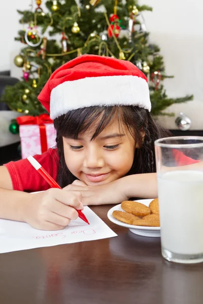 Küçük kız Noel Baba'ya mektup yazma — Stok fotoğraf