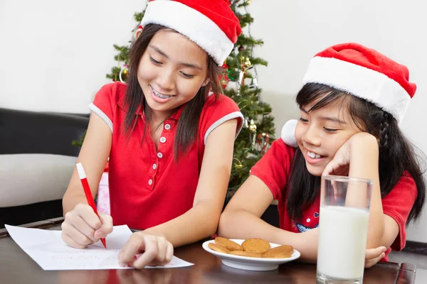 Crianças ocupadas preparando carta para Santa — Fotografia de Stock