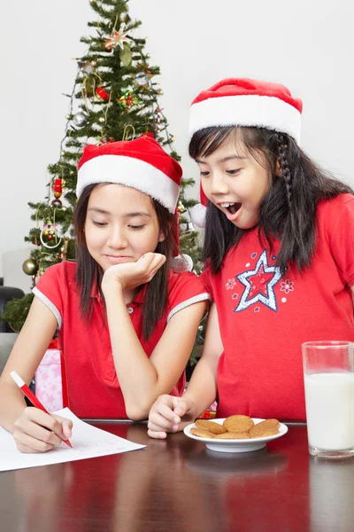 Gyerekek elfoglalt készül Santa levél — Stock Fotó