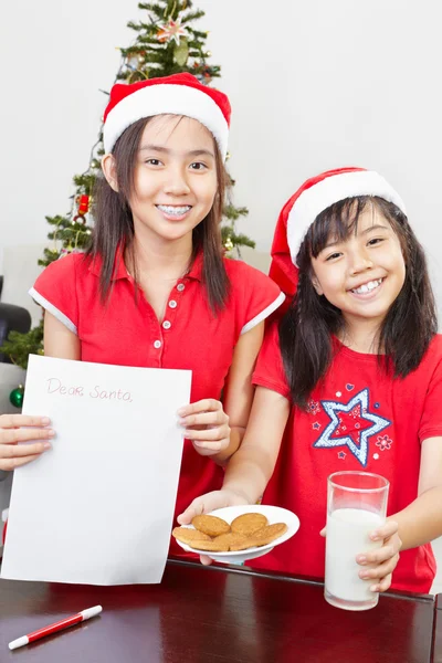 Enfants montrant une lettre vierge au Père Noël — Photo