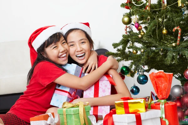 Frère et sœur montrant de l'amour pendant la saison de Noël — Photo