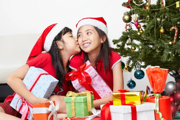 Sorellina che mostra amore nel periodo natalizio — Foto Stock