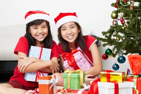 Crianças e presente de Natal — Fotografia de Stock
