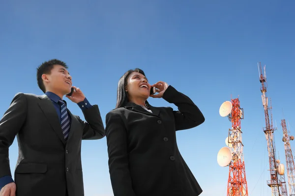 Negocios asiáticos en el teléfono y la antena — Foto de Stock