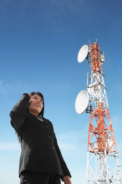 Asian businesswoman on phone and antenna — Stock Photo, Image
