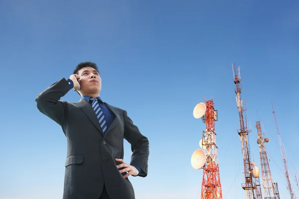 Китайський бізнесмен на телефон і антени — стокове фото