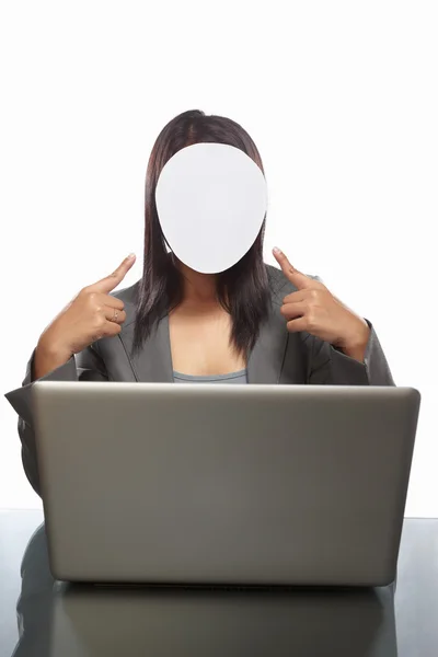 Ansiktsløs forretningskvinne og bærbar datamaskin – stockfoto