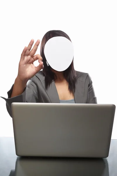 Femme d'affaires sans visage et ordinateur portable — Photo