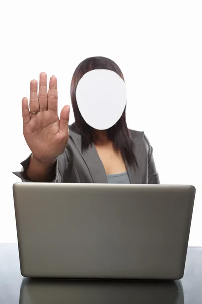Ansiktslösa affärskvinna och laptop — Stockfoto