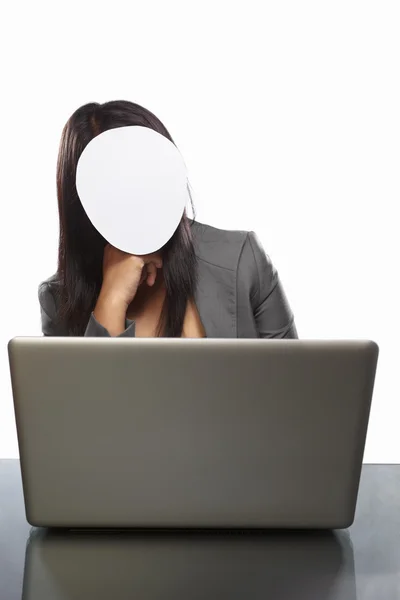 Ansiktsløs forretningskvinne og bærbar datamaskin – stockfoto