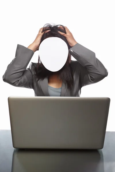 Femme d'affaires sans visage et ordinateur portable — Photo