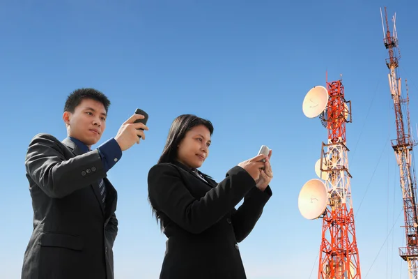 Negócio asiático mensagens de texto e antena — Fotografia de Stock