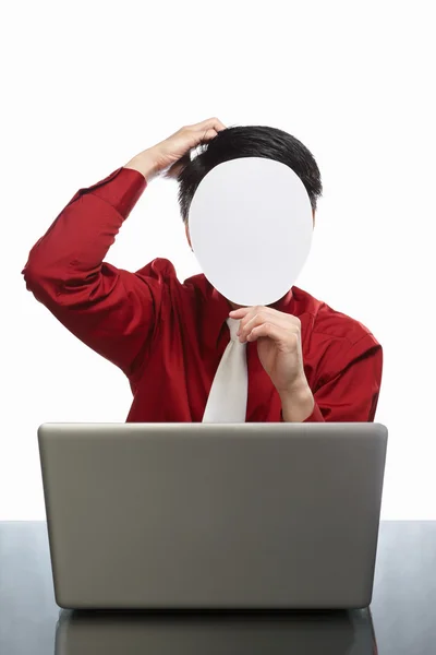 Anonymní podnikatel a laptop — Stock fotografie