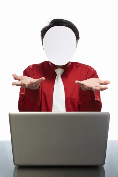Uomo d'affari e laptop senza volto — Foto Stock
