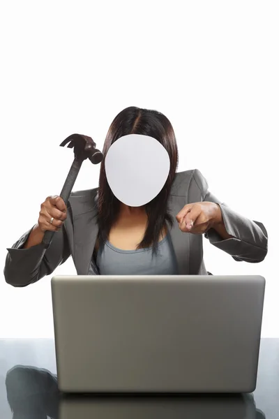 Kobieta bez twarzy i laptopa — Zdjęcie stockowe