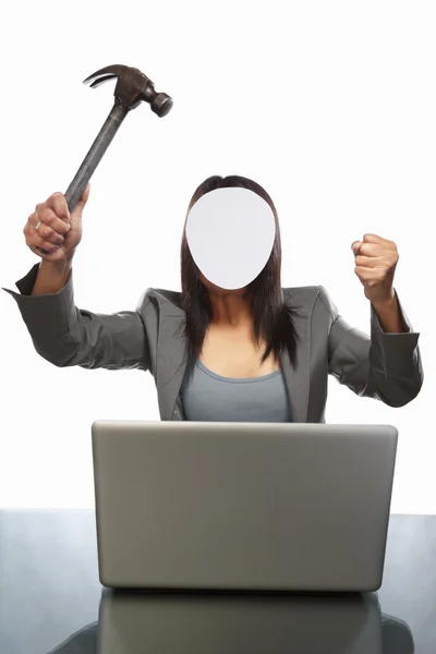 Donna d'affari senza volto e laptop — Foto Stock