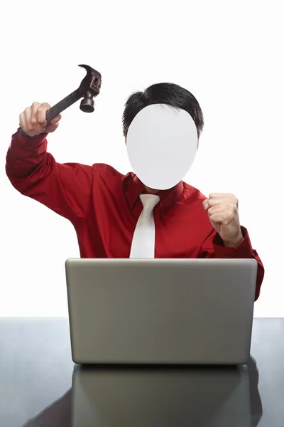 Homme d'affaires et ordinateur portable sans visage — Photo