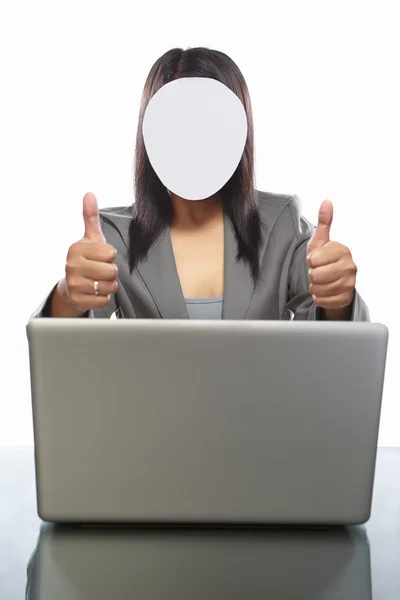 Gesichtslose Geschäftsfrau und Laptop — Stockfoto
