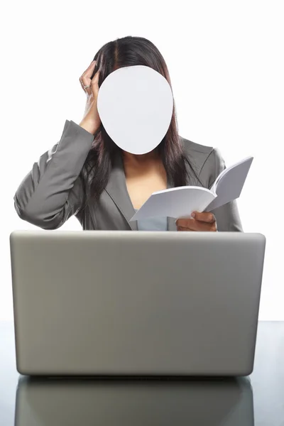 Empresária sem rosto e laptop — Fotografia de Stock