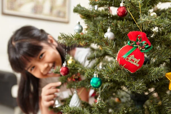Asian little girl and Christmas tree — Stock Photo, Image
