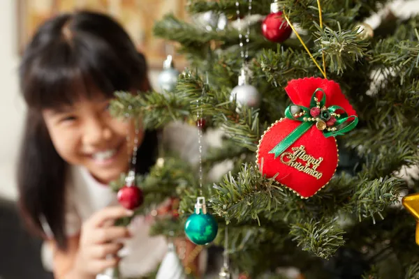 Ασιατικές κοριτσάκι και χριστουγεννιάτικο δέντρο — Φωτογραφία Αρχείου