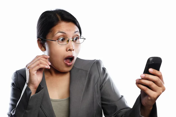 Mujer de negocios sorprendida expresión usando videollamada — Foto de Stock