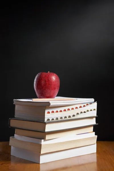 Manzana sobre pila de libros — Foto de Stock