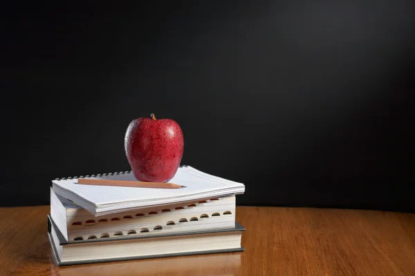 Elma yığın kitap üzerine — Stok fotoğraf