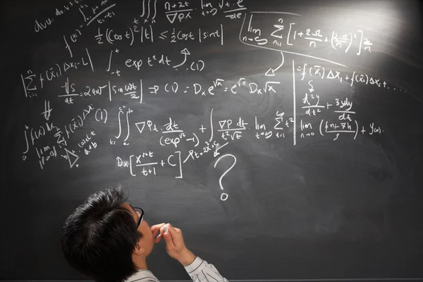 Mirando difícil ecuación compleja — Foto de Stock