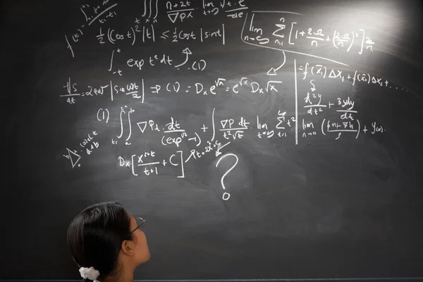 En regardant l'équation complexe difficile — Photo