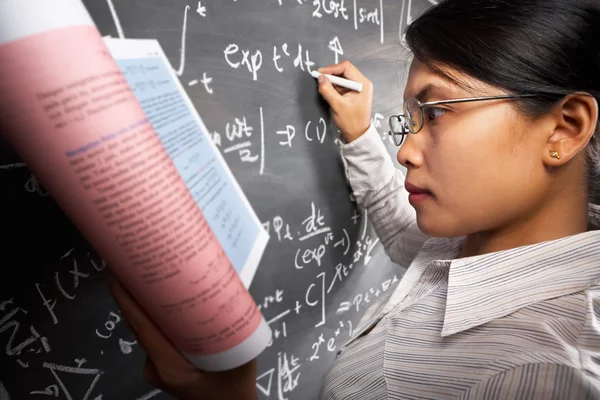 Kvinnlig student arbetar på ekvationen — Stockfoto