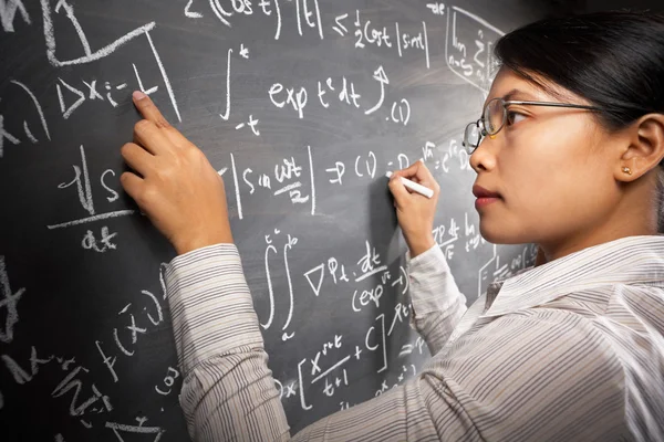 Kvinnlig student arbetar på ekvationen — Stockfoto